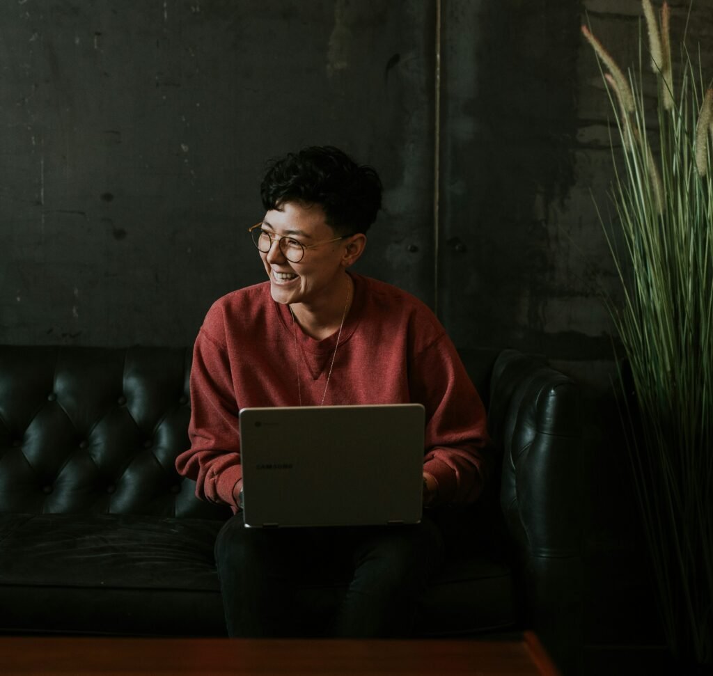 CONSULTANT Professional working remotely