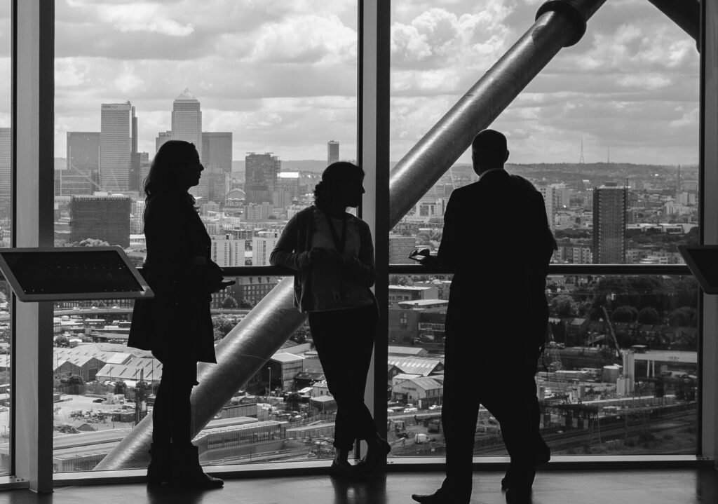 B2B PARTNERSHIP Business professionals in a meeting
