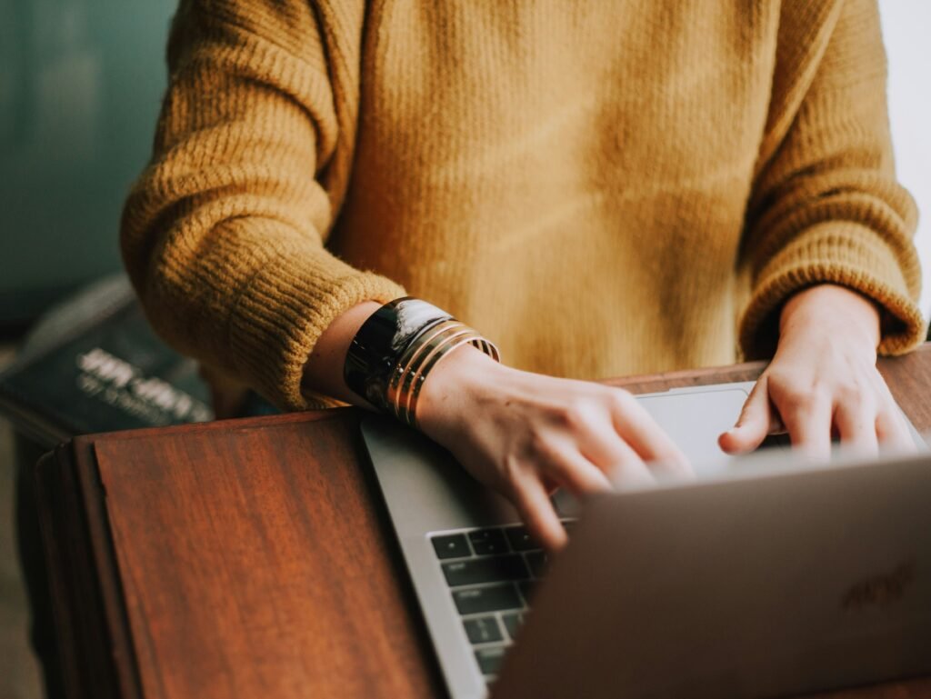 CONSULTANT Professional working remotely